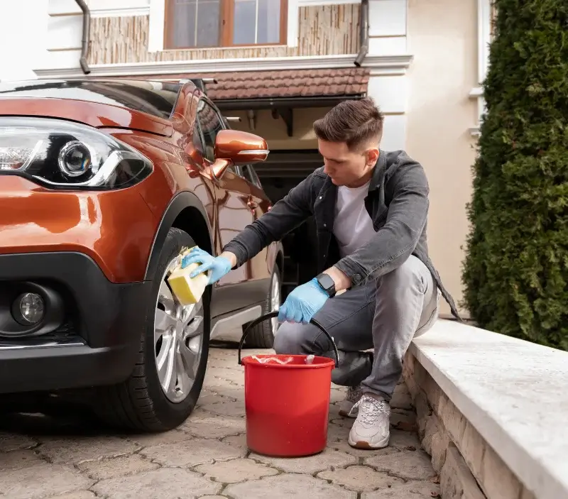 Lavage auto à domicile Pluduno : professionnel intervenant sur un véhicule